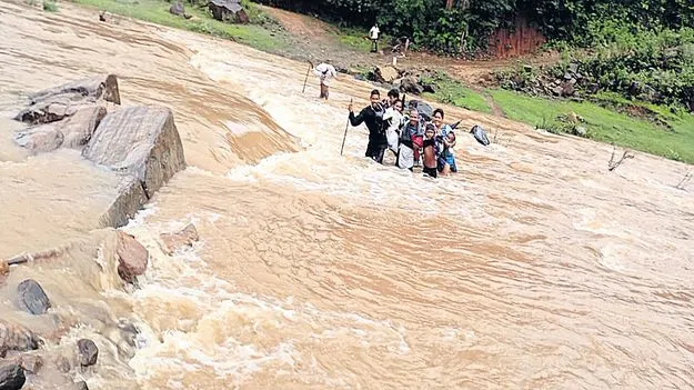 వర్షాలతో రాకపోకలకు ఇక్కట్లు
