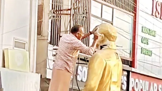 వైఎస్‌ విగ్రహ విధ్వంసం..!