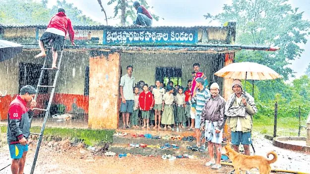వానొస్తే విద్యార్థులకు కష్టాలు