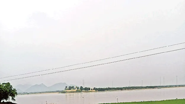ఉప్పొంగిన గోదావరి 