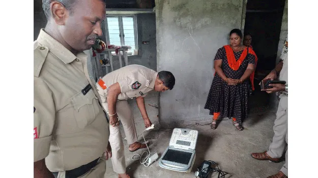   మామిడితోపులోని స్థావరంలో లింగ నిర్ధారణ పరీక్షలు 