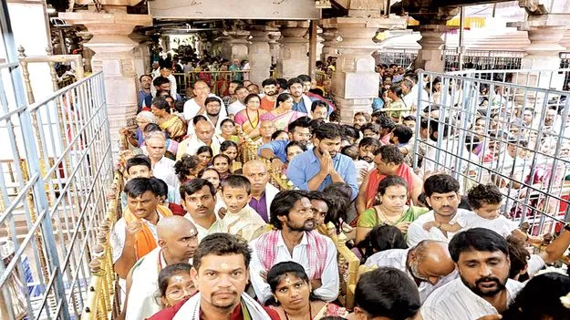 శ్రీశైలంలో భక్తుల సందడి