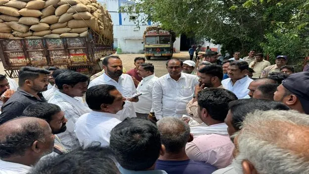 కొనుగోలు కేంద్రాల్లోని   ధాన్యం తరలించేందుకు చర్యలు