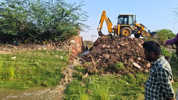 ఎల్లంపల్లి ప్రాజెక్టు ఎఫ్‌టీఎల్‌ భూముల్లో   అక్రమ చేపల చెరువుల కూల్చివేత