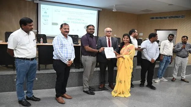 స్వయం ఉపాధి అవకాశాలతో ఆర్థికంగా ఎదగాలి