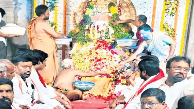 చెర్వుగట్టుపై వైభవంగా లక్ష పుష్పార్చన 