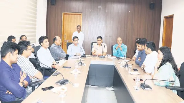 ప్రభుత్వ శాఖలన్నింటిపై పట్టు సాధించాలి