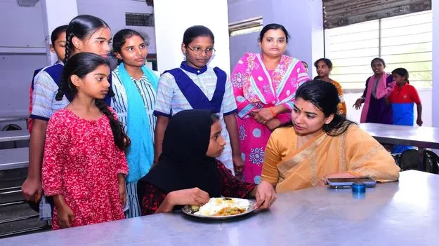   మెనూ ప్రకారం భోజనం అందించాలి