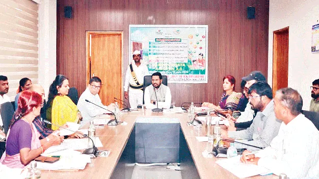 వైద్య పరీక్షల్లో వెనుకబడటంపై కలెక్టర్‌ ఆగ్రహం