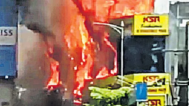 అమీర్‌పేట షాపింగ్‌ కాంప్లెక్స్‌లో భారీ అగ్నిప్రమాదం