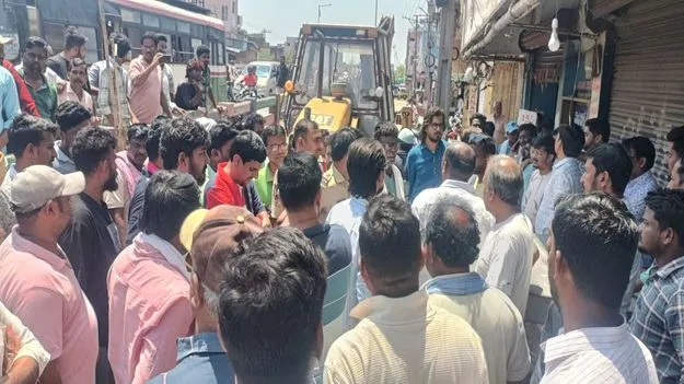 రోడ్డు విస్తరణ పనుల్లో ఉద్రిక్తం
