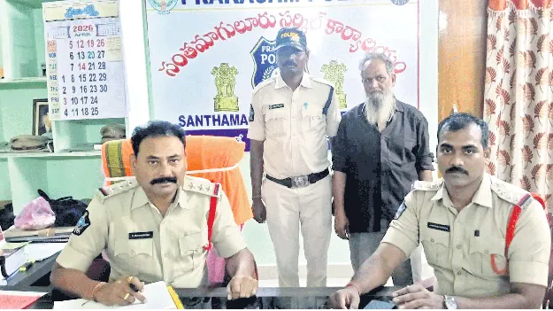 లారీ డ్రైవర్‌ ప్రాణాలను కాపాడిన పోలీసులు