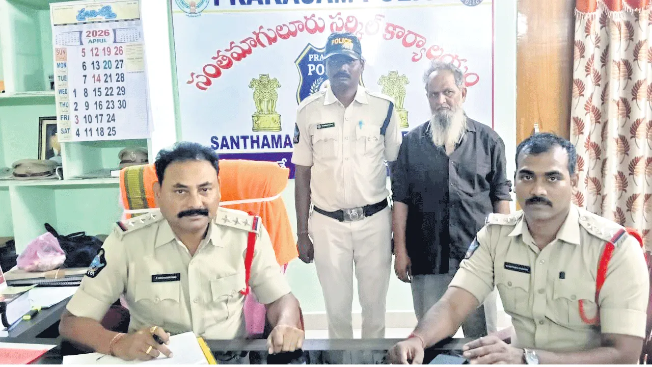 లారీ డ్రైవర్‌ ప్రాణాలను కాపాడిన పోలీసులు