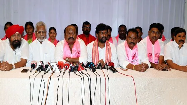 Karimnagar:   ప్రలోభాలకు లొంగని క్యాతన్‌పల్లి నాయకులు 