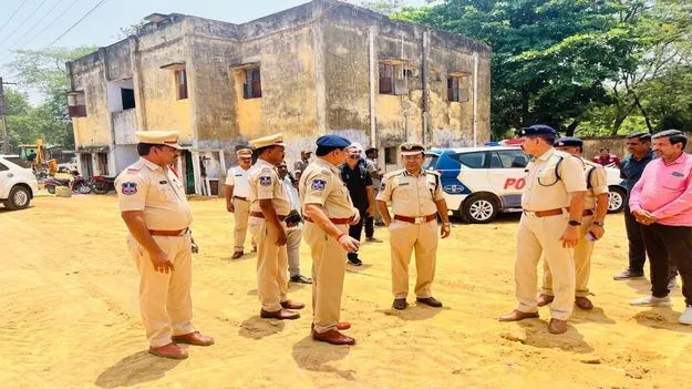 Peddapalli:   పోలీస్‌ క్వార్టర్లను పరిశీలించిన సీపీ