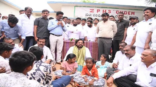 Mancherial:  అంకితభావంతో చదివి ఉన్నతశిఖరాలకు చేరుకోవాలి 