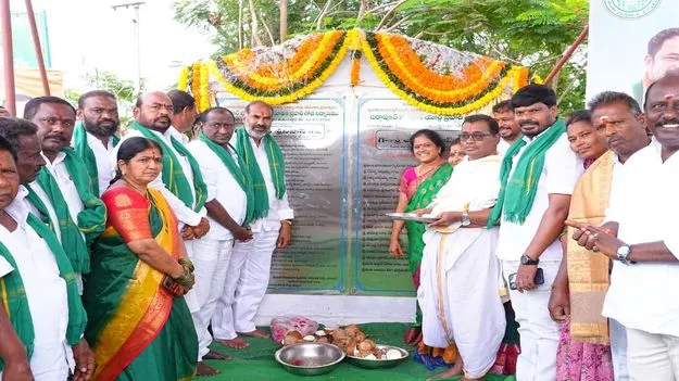Rajanna Sircilla:  మార్కెట్‌యార్డు ప్రహరీ నిర్మాణానికి భూమి పూజ