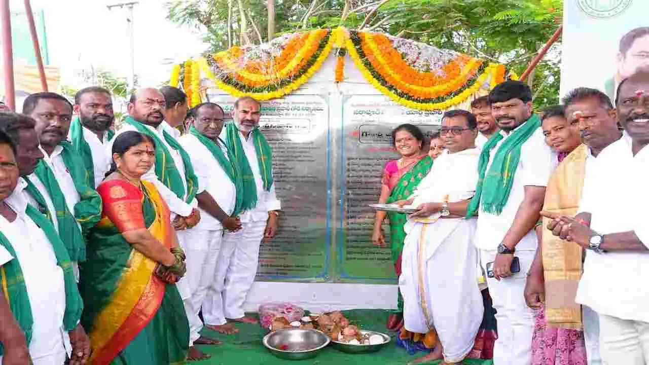 Rajanna Sircilla:  మార్కెట్‌యార్డు ప్రహరీ నిర్మాణానికి భూమి పూజ
