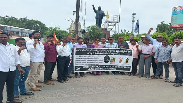 Peddapalli: ఆదివాసీల హక్కులను హరిస్తున్న ప్రభుత్వ విధానాలను అడ్డుకోవాలి