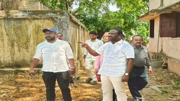 Peddapalli:  పారిశుధ్య నిర్వహణకు ప్రజలు సహకరించాలి: మేయర్‌