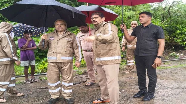Peddapalli:  భారీ వర్షాలతో పోలీసులు అప్రమత్తం...