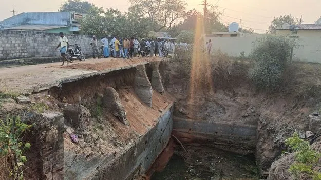  Karimnagar:  పడిపోతారు.. జాగ్రత్త