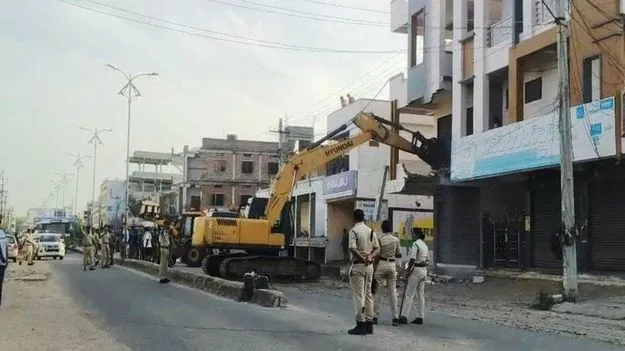 Mancherial: లక్షెట్టిపేటలో శరవేగంగా రోడ్డు విస్తరణ పనులు