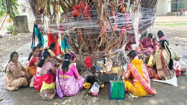 Kumaram Bheem Asifabad:  ఘనంగా వటసావిత్రి పూజలు