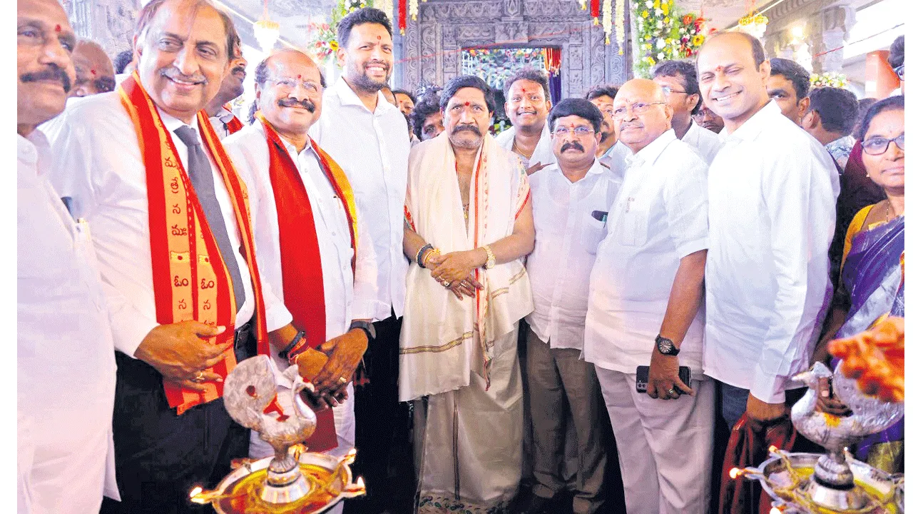 వైభవంగా వాసవీమాత విగ్రహ పునఃప్రతిష్ఠామహోత్సవం