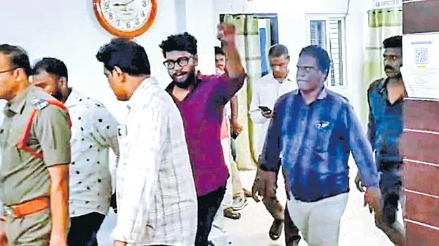 ‘ప్రశ్న రావణ్‌’ అరెస్టు