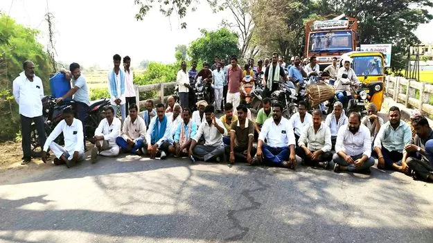  ధాన్యం కొనుగోళ్లను ప్రారంభించాలని రాస్తారోకో