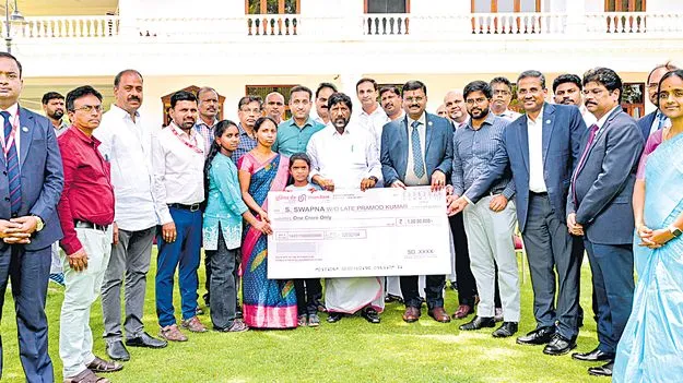 విద్యుత్తు ఉద్యోగి కుటుంబానికి కోటి బీమా సొమ్ము