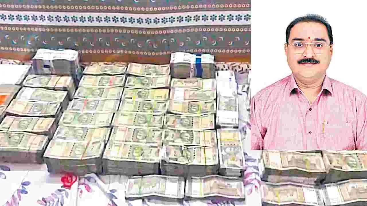 అటక మీద డబ్బు సంచులు.. పరుపు కింద నోట్ల కట్టలు