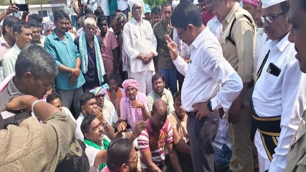 కాళ్లు మొక్కుతాం.. ధాన్యం కొనండి సార్‌