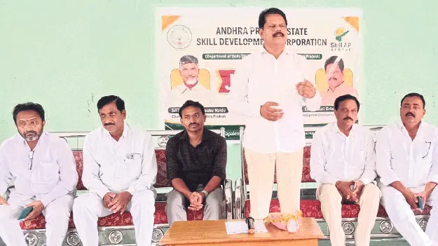 జాబ్‌ మేళాతో యువతకు ఉపాధి