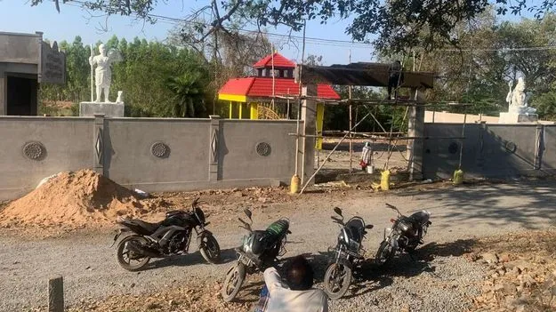 సొంత ఊరిలో స్మశానం నిర్మాణం.. ఎన్నారై దాతృత్వం