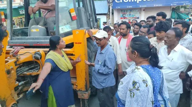 మున్సిపల్‌ అధికారుల తీరుపై బాధితుల ఆగ్రహం 