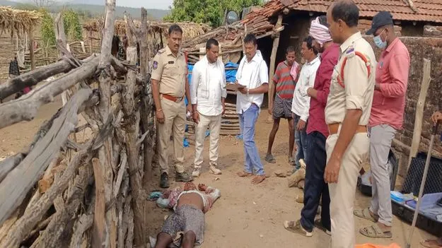 పాత కక్షలతో యువకుడి దారుణ హత్య