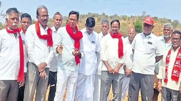 పట్టాలివ్వకుంటే ఉద్యమం ఉధృతం 