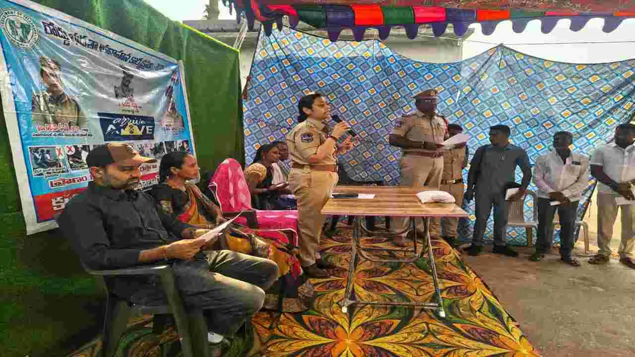 రోడ్డు భద్రత నియమాలు పాటించండి