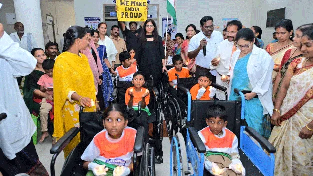 చిన్నారులకు కృత్రిమ అవయవాల పంపిణీ