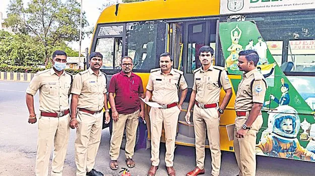 బస్సుల తనిఖీలు.. నడిరోడ్డుపై పిల్లలు