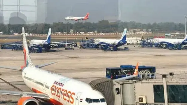 25 శాతం తగ్గిన ఎయిర్‌పోర్ట్‌ చార్జీలు