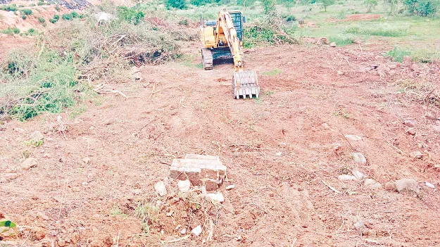 చెరువు కట్ట ధ్వంసం 