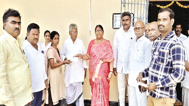  ధాన్యం సేకరణ సిబ్బంది వేతనాల చెల్లింపు
