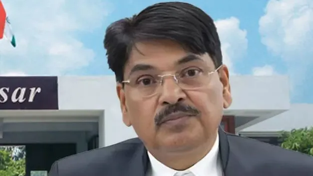 నల్సార్‌ విద్యార్థులకు బీసీఐ చైర్మన్‌ క్షమాపణ