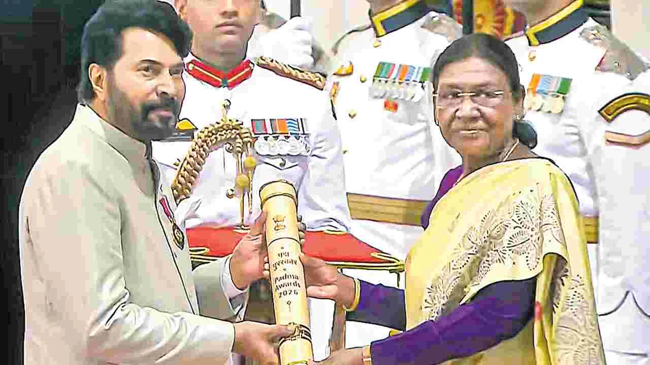ఘనంగా పద్మ పురస్కారాల ప్రదానం