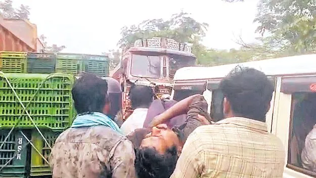 లారీల పోటీ.. ప్రాణానికి చెల్లుచీటీ!