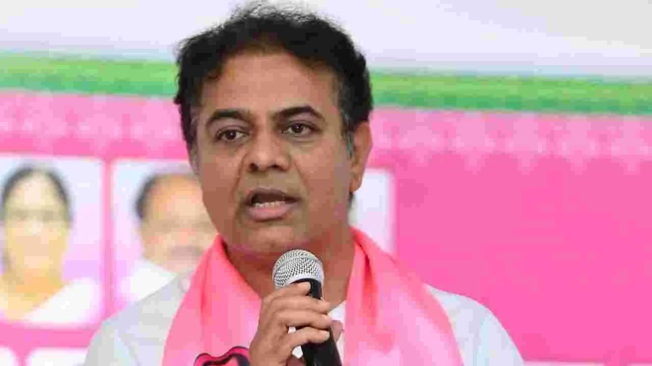 హైదరాబాద్‌లో విమర్శలు.. ఢిల్లీలో డ్రామాలు