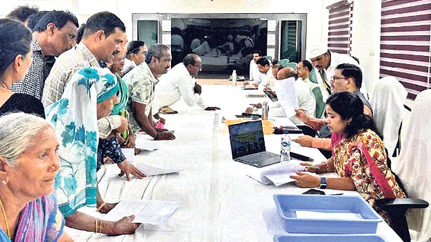 అధికారులు క్షేత్రస్థాయిలో పర్యటించాలి
